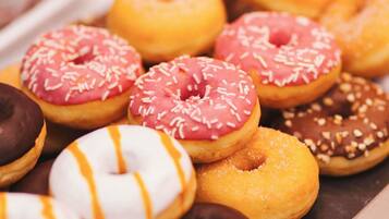 Eine Auswahl an Donuts mit verschiedenen Belägen.