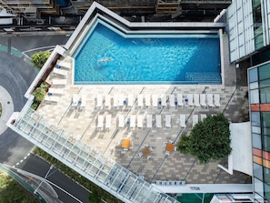 Piscina externa, funciona das 6h às 21h, espreguiçadeiras