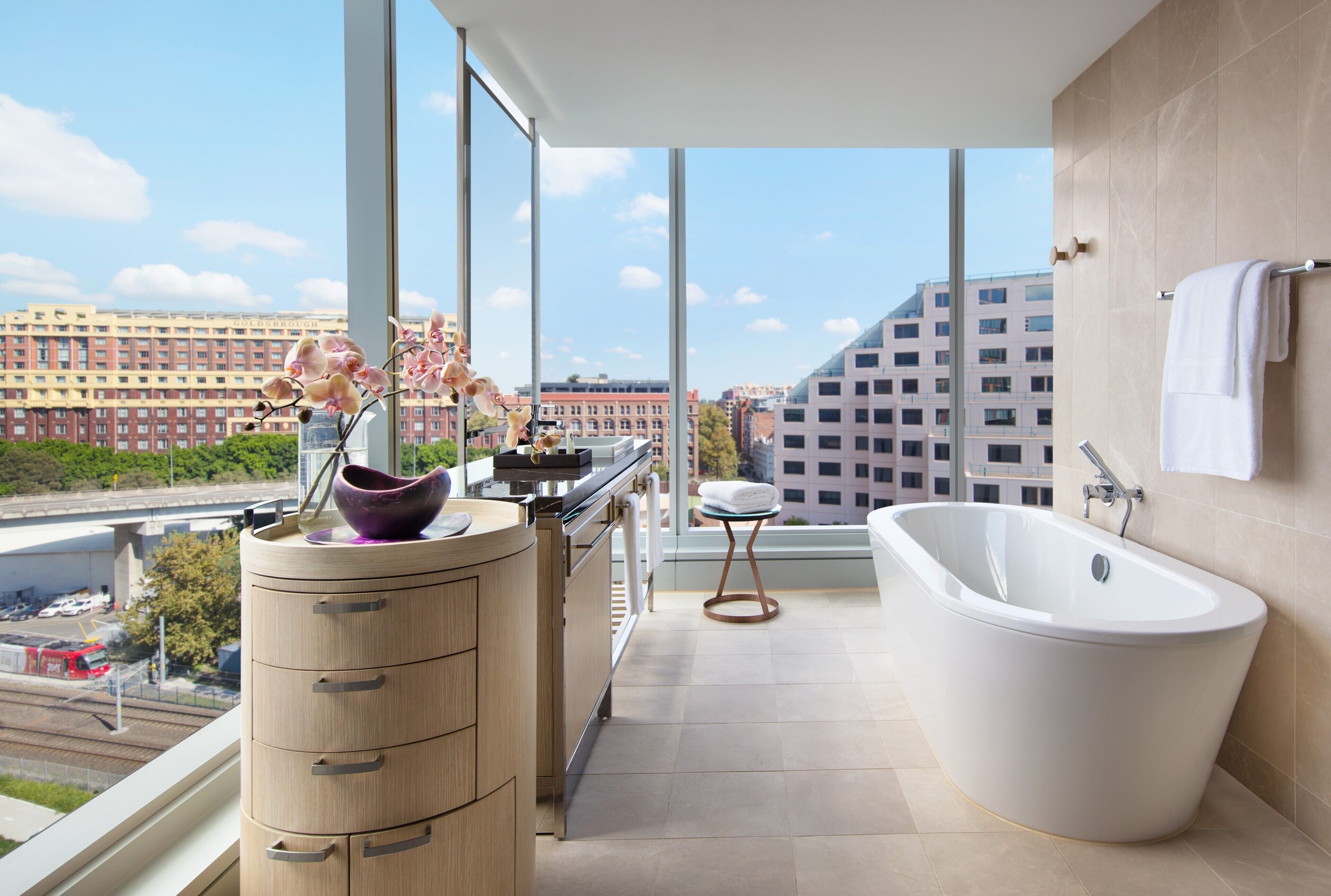 Luxury Room, 1 King Bed, Corner | Bathroom