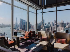 Suíte júnior, 1 cama King, vista para o porto (Club Millésime Benefits) | Roupas de cama premium, frigobar, cofres nos quartos, escrivaninha