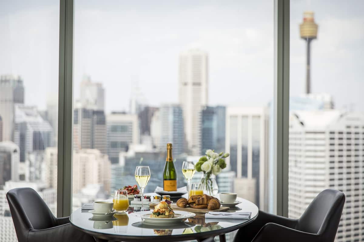 Club-suite - 1 kingsize-seng - udsigt til havn (Prestige, Club Millésime) | Spisning på værelset