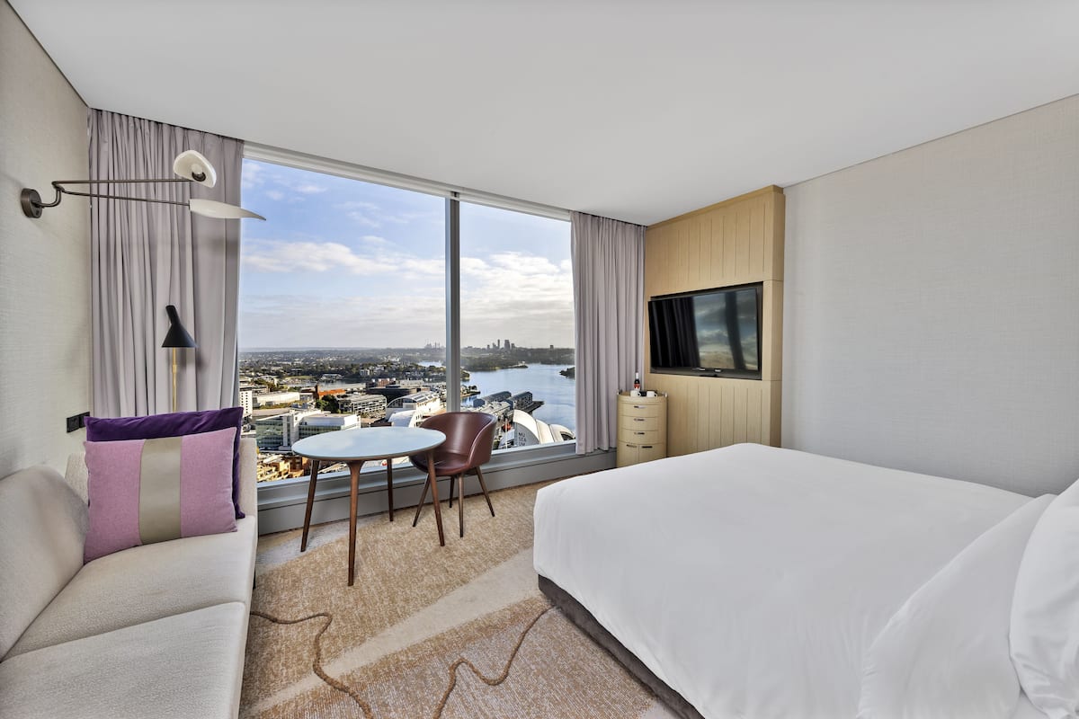 Superior-rum - 1 kingsize-säng (Jones Bay View) | Sängtillbehör av högsta kvalitet och minibar