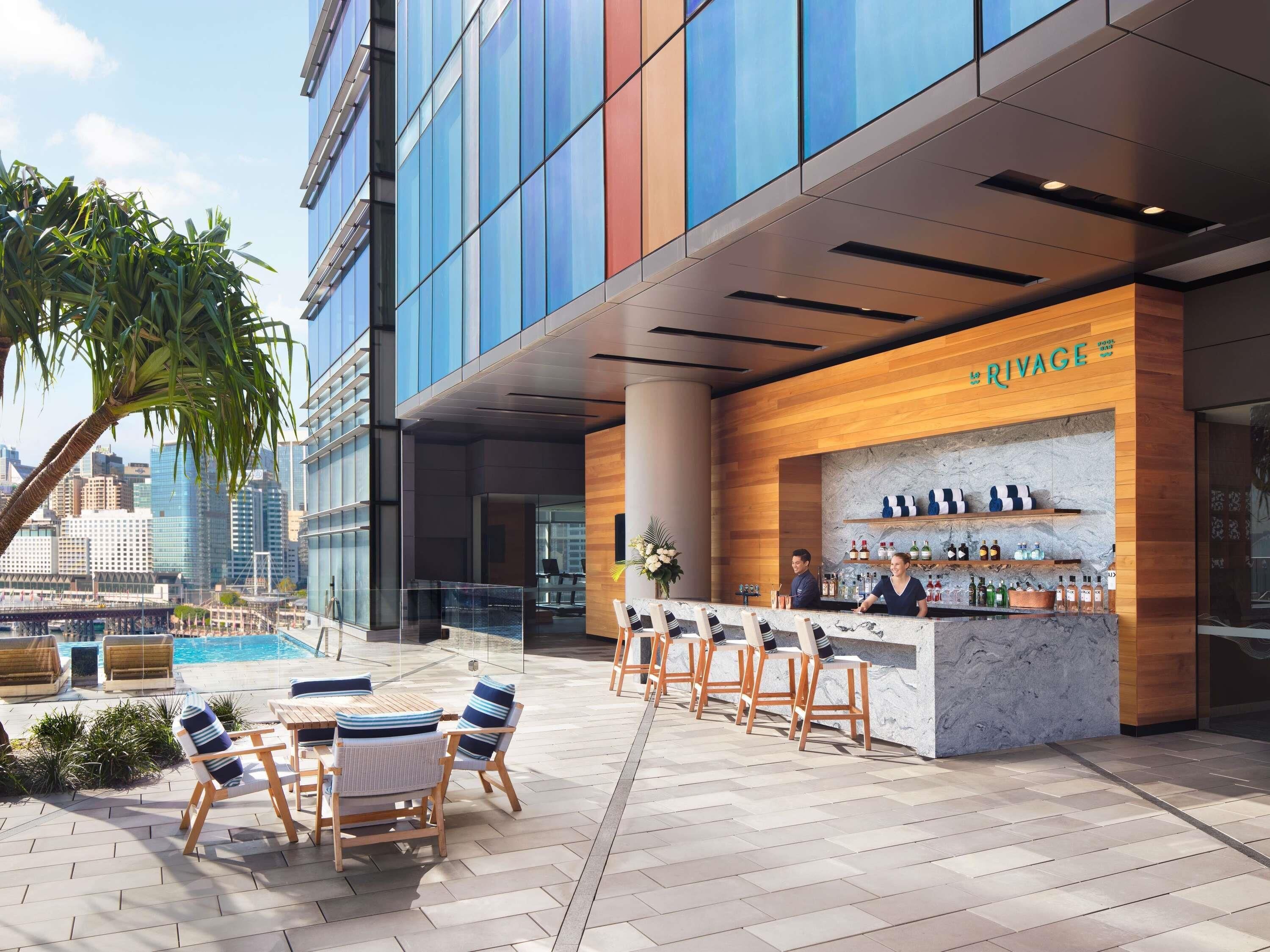 สระว่ายน้ำกลางแจ้ง เปิด 6:00 น. ถึง 21:00 น., เก้าอี้อาบแดดริมสระ