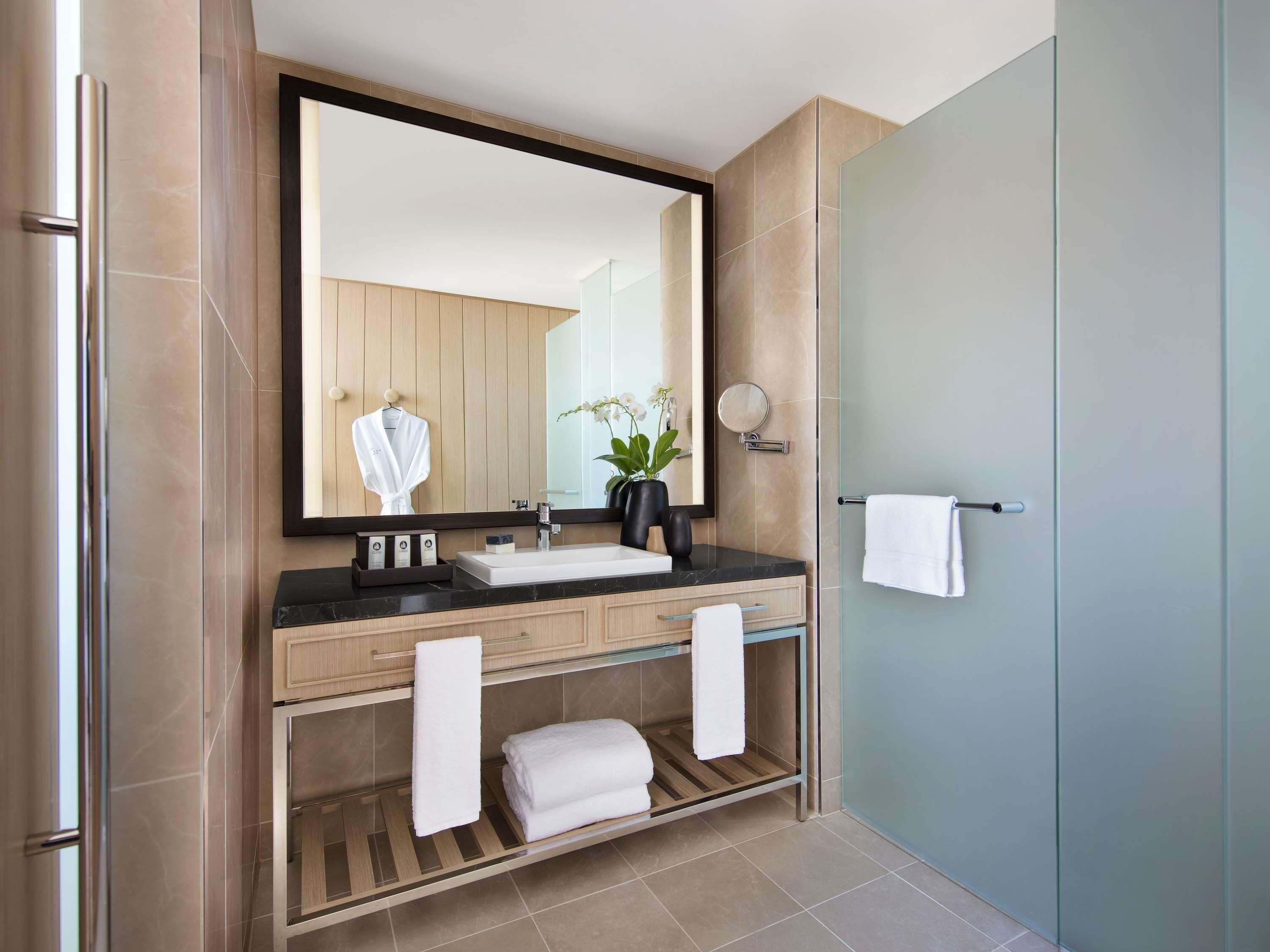 Hochwertige Bettwaren, Minibar, Zimmersafe, Schreibtisch