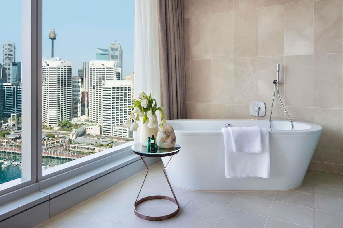 Suite junior, 1 cama de matrimonio grande, vistas al puerto (Club Millésime Benefits) | Ropa de cama de alta calidad, minibar, caja fuerte y escritorio