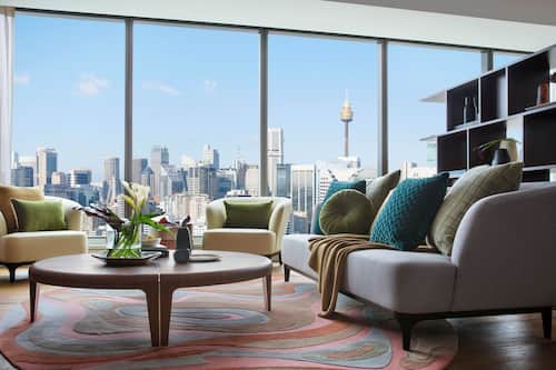 Suite Club, 1 cama King size, con acceso al salón lounge del club (Bellerive) | Área de sala de estar | Smart TV de 55 pulgadas con canales vía satélite y televisión