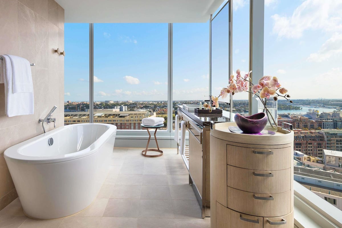 Habitación de lujo, 1 cama de matrimonio grande, en esquina (Club Millésime Benefits) | Ropa de cama de alta calidad, minibar, caja fuerte y escritorio