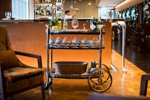3 bars, un bar de cava i xampany i un lounge al vestíbul