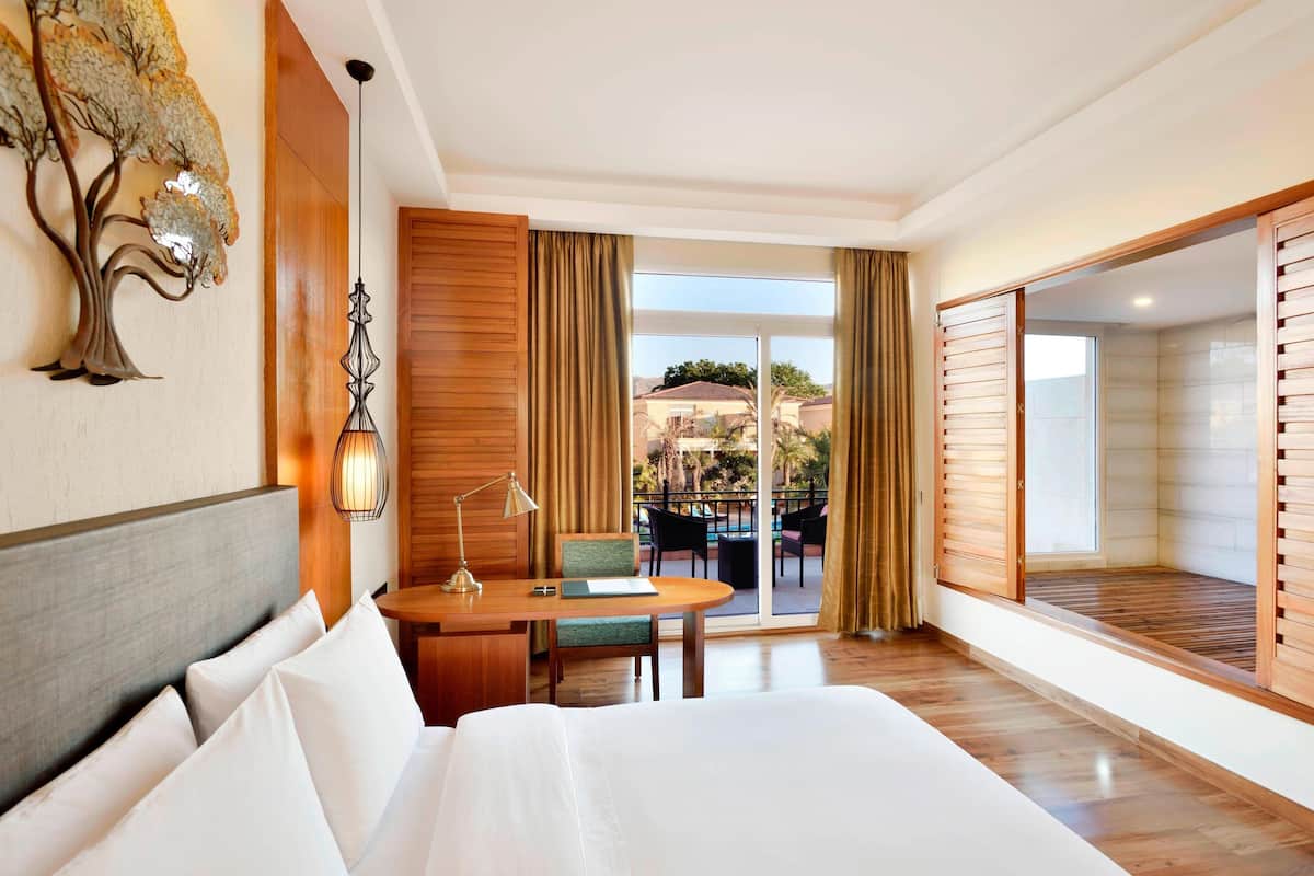 grand villa, 2 queen beds, resort view (balcony) | property amenity