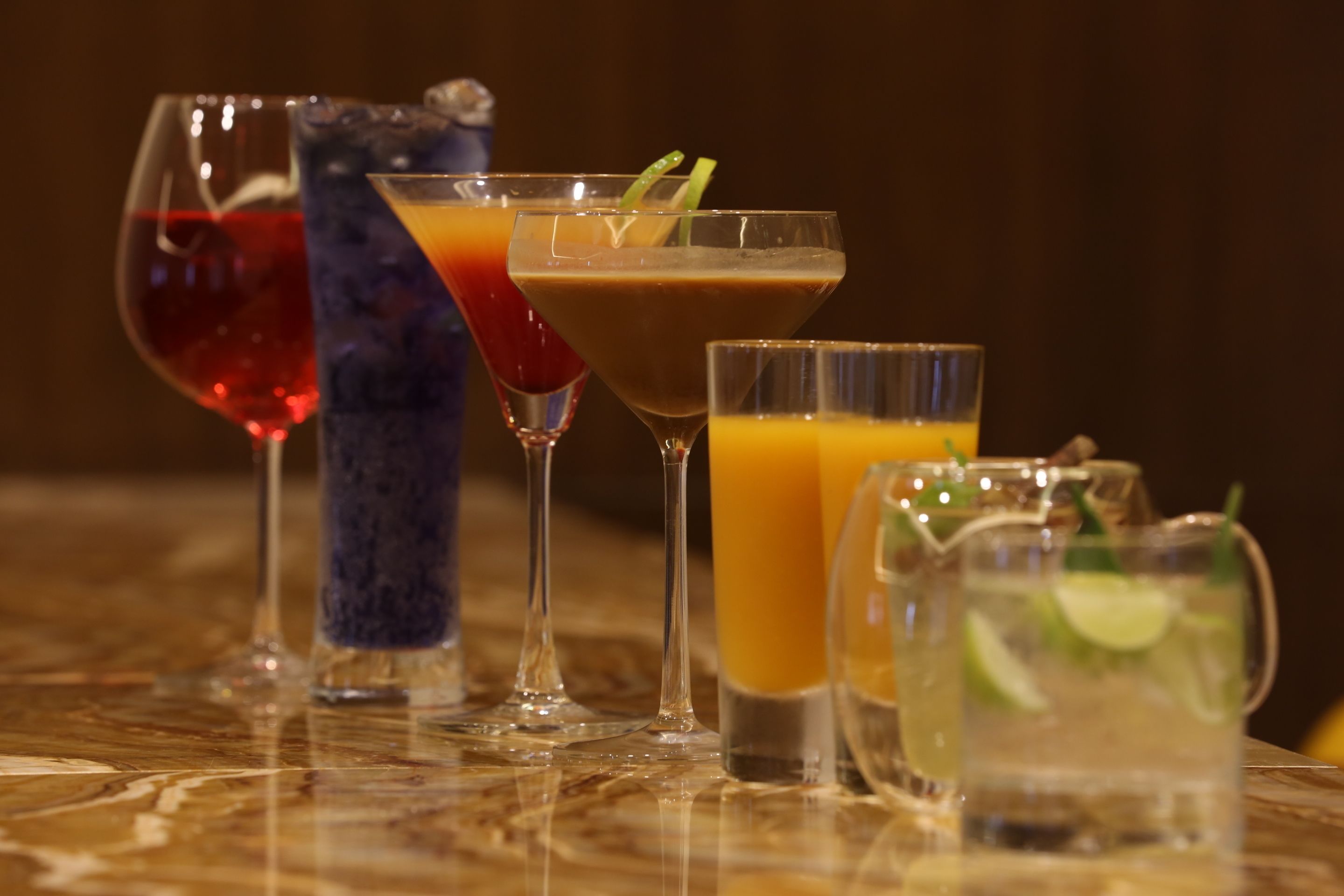 Variedad de bebidas sobre una superficie de mármol.