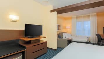 Suite, 1 King-Bett und Schlafsofa | Hochwertige Bettwaren, Schreibtisch, laptopgeeigneter Arbeitsplatz