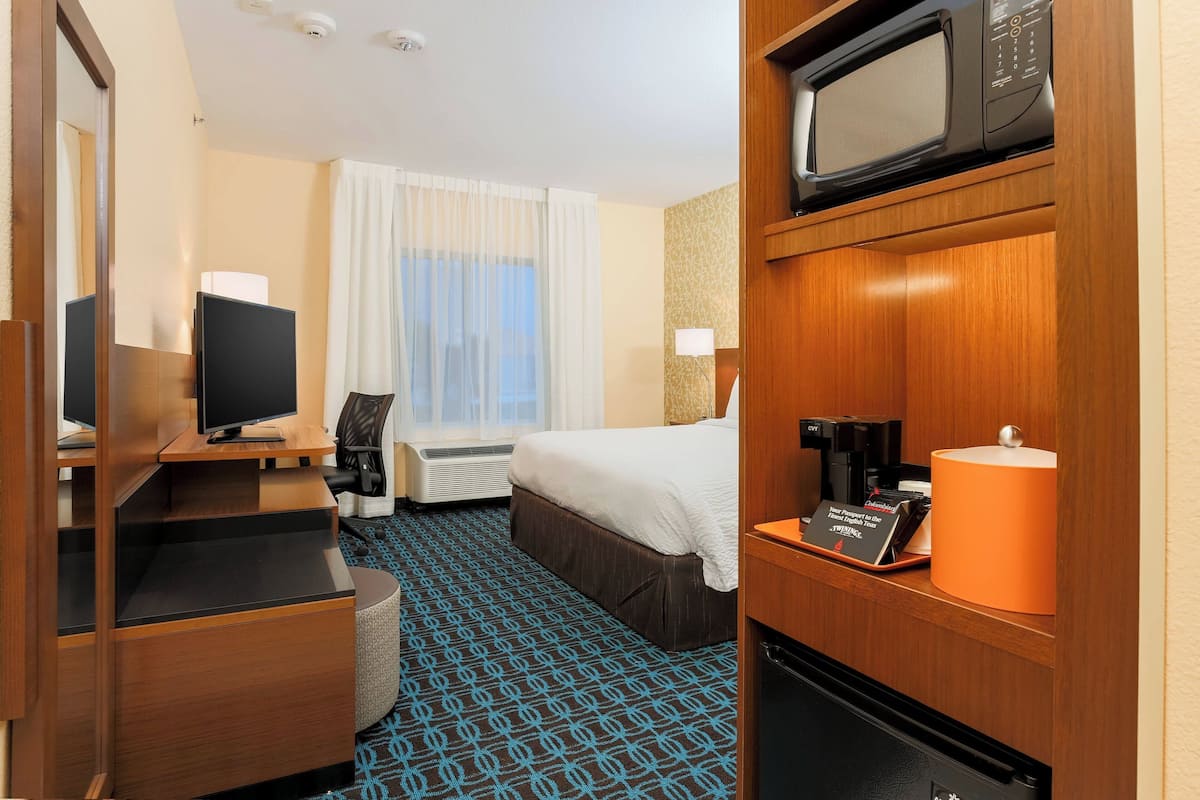 Room, 1 King Bed, Non Smoking | Premium bedding, desk, laptop workspace, blackout drapes