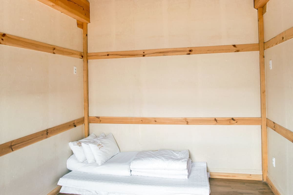 Premium bedding, free WiFi