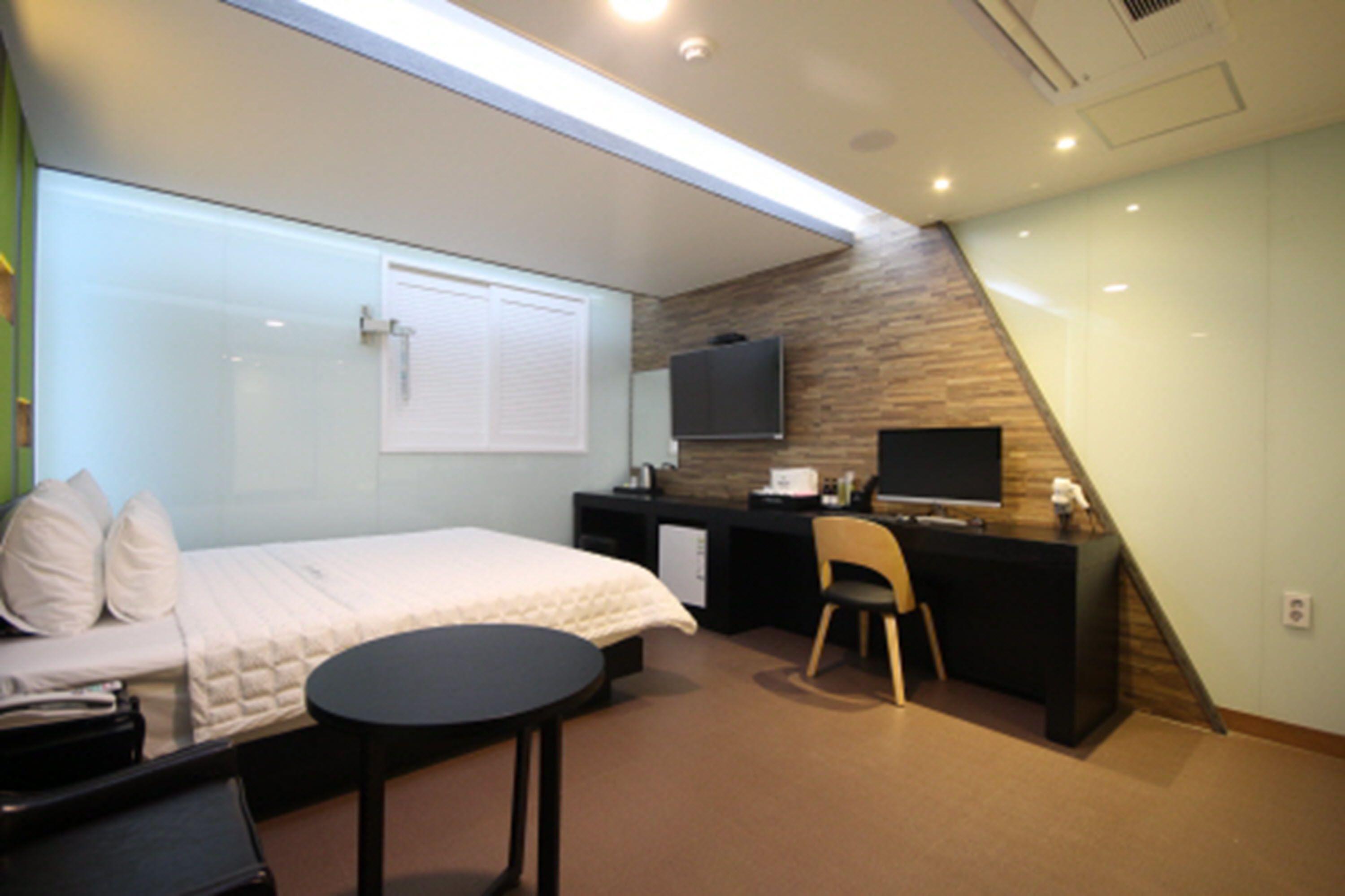 standard double room (9 pm check-in when paying onsite) | desk, soundproofing, free wifi