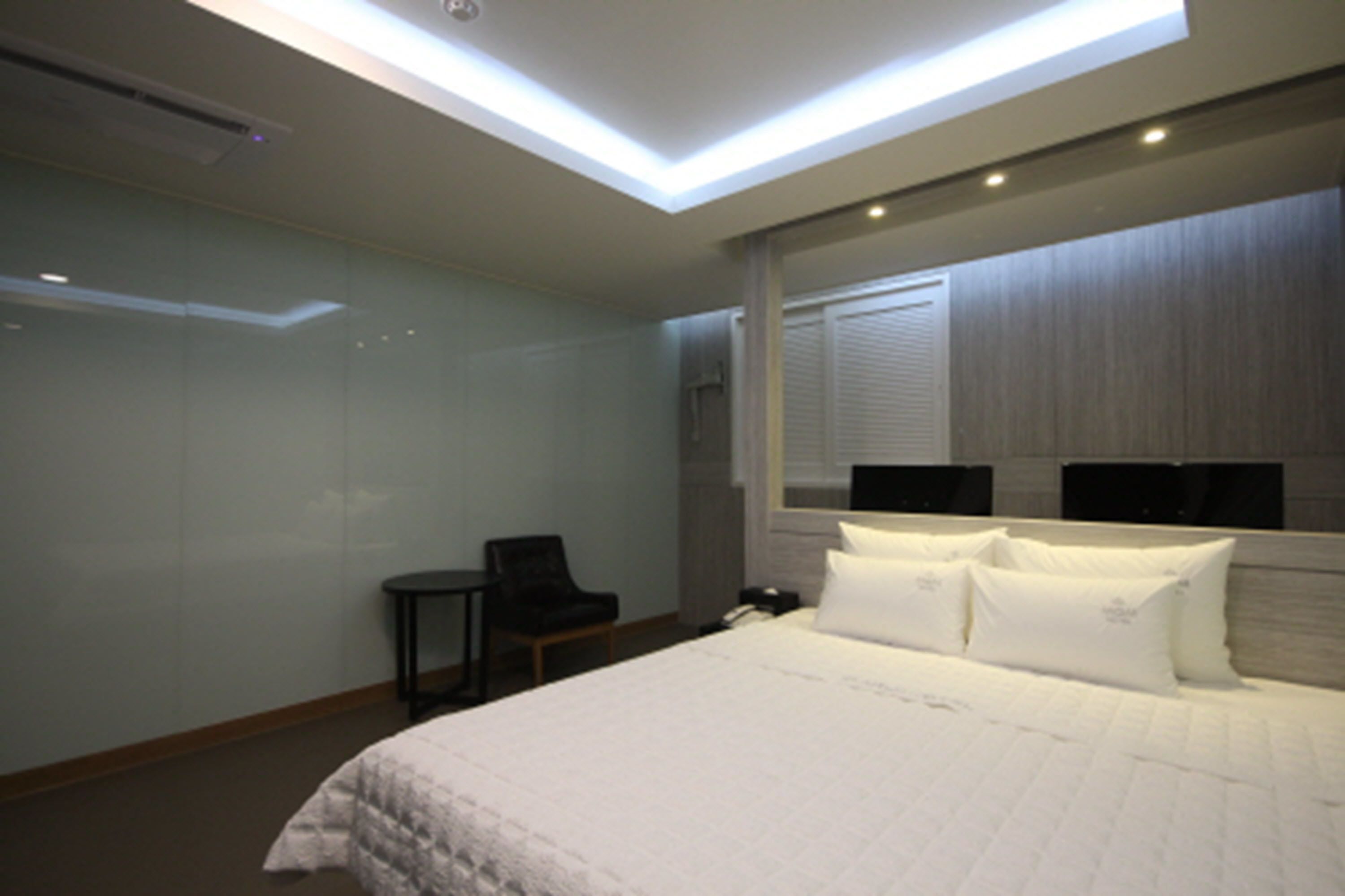 deluxe double room (9 pm check-in when paying onsite) | desk, soundproofing, free wifi