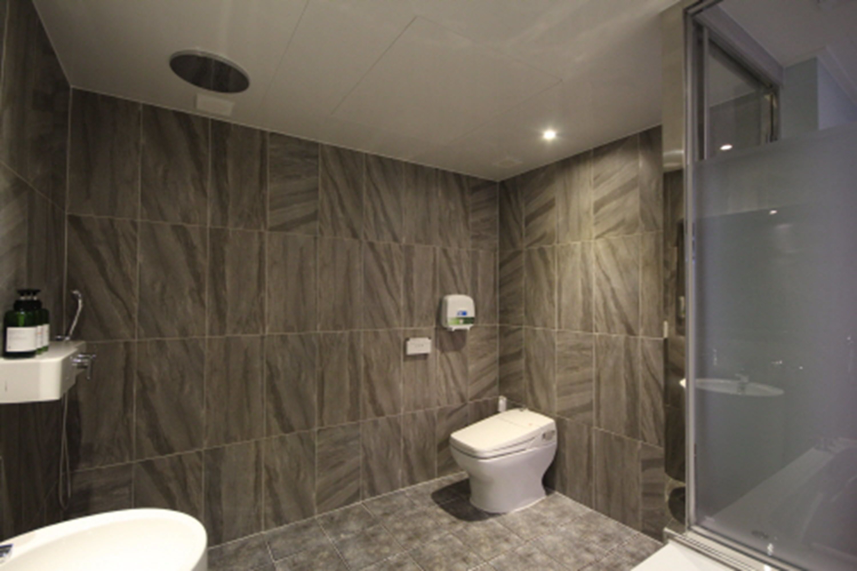 superior double room (9 pm check-in when paying onsite) | bathroom | combined shower/bathtub, jetted bath, free toiletries, hair dryer