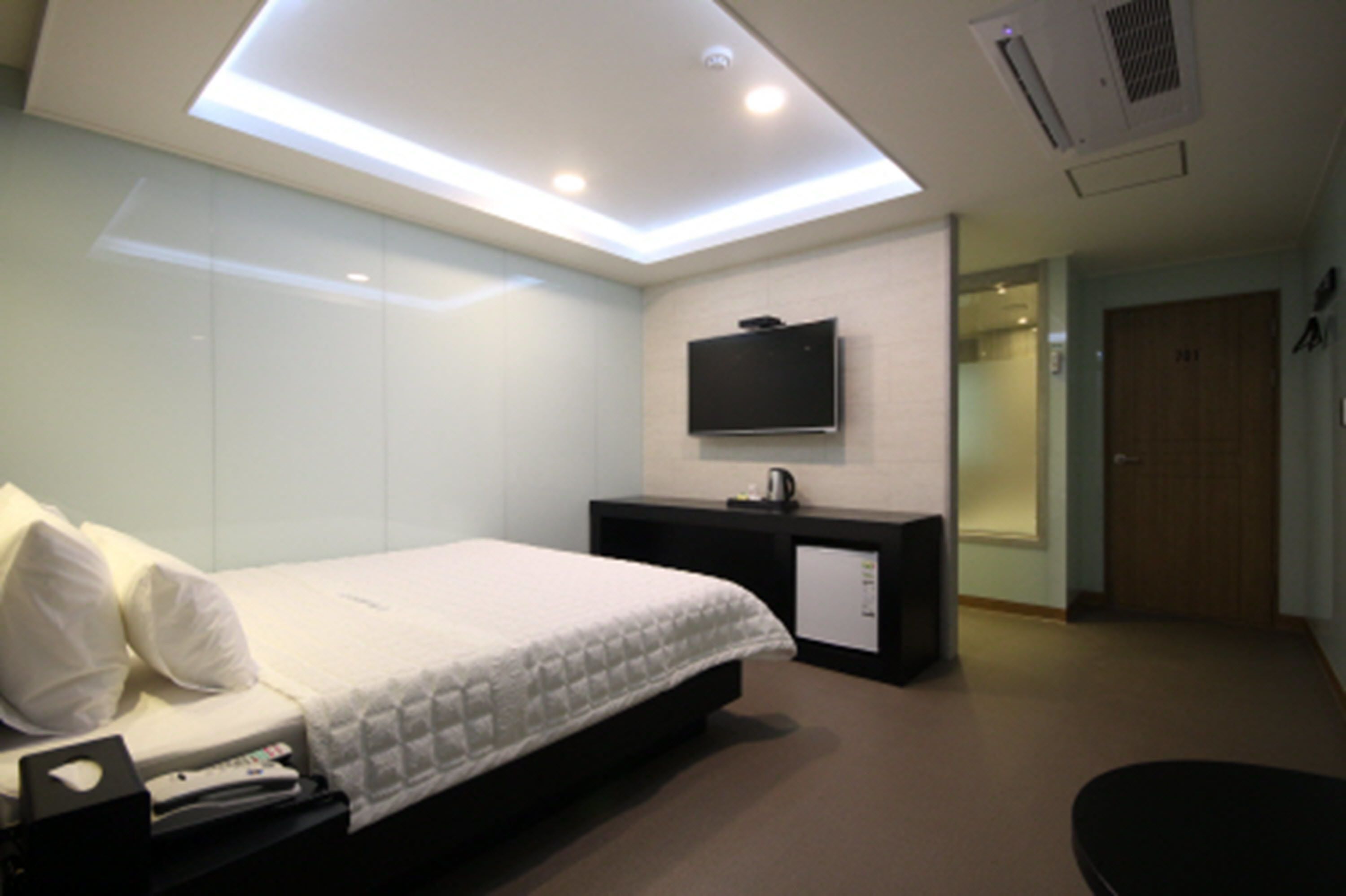 deluxe double room (9 pm check-in when paying onsite) | desk, soundproofing, free wifi