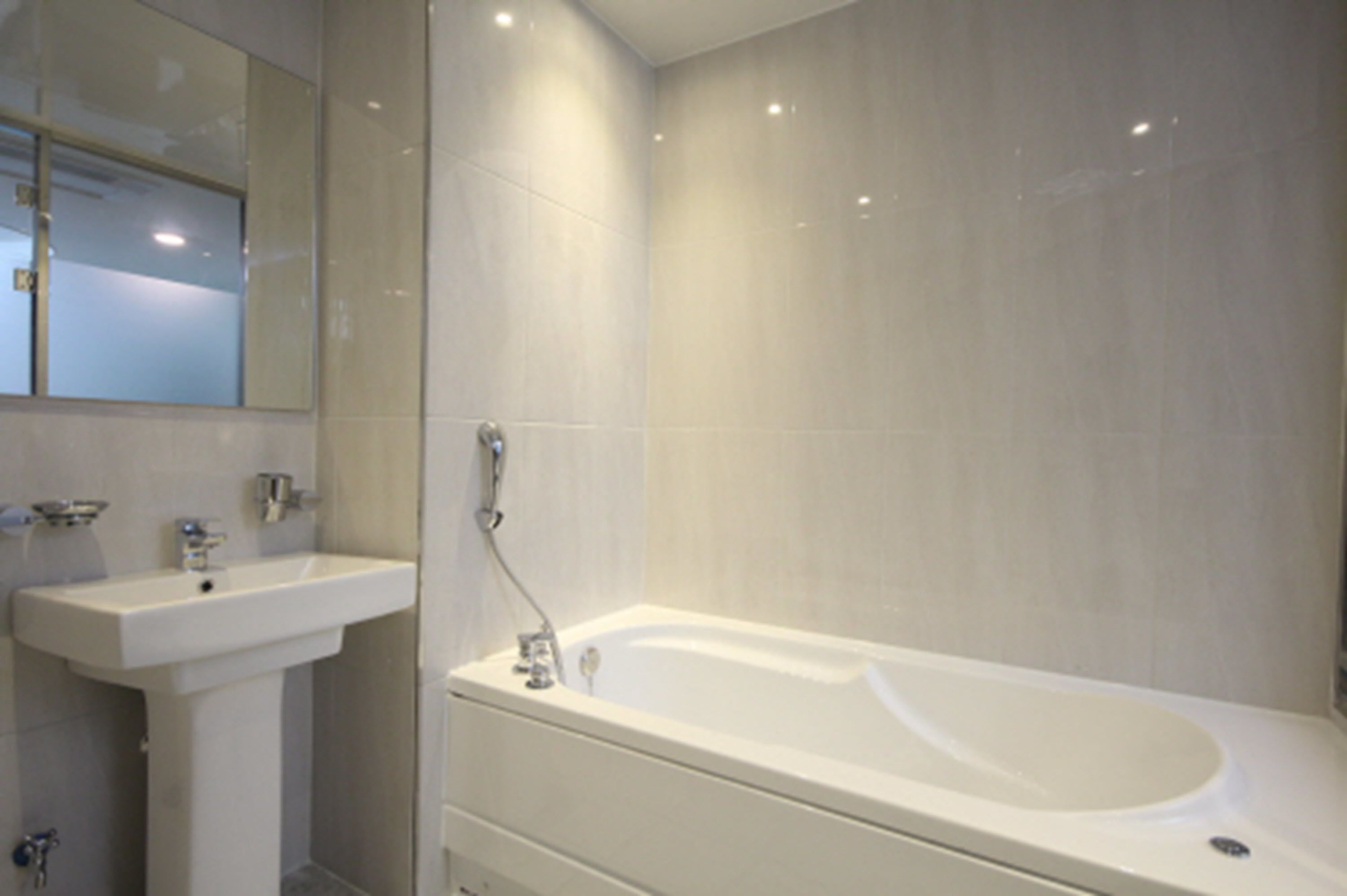 combined shower/bathtub, jetted bath, free toiletries, hair dryer
