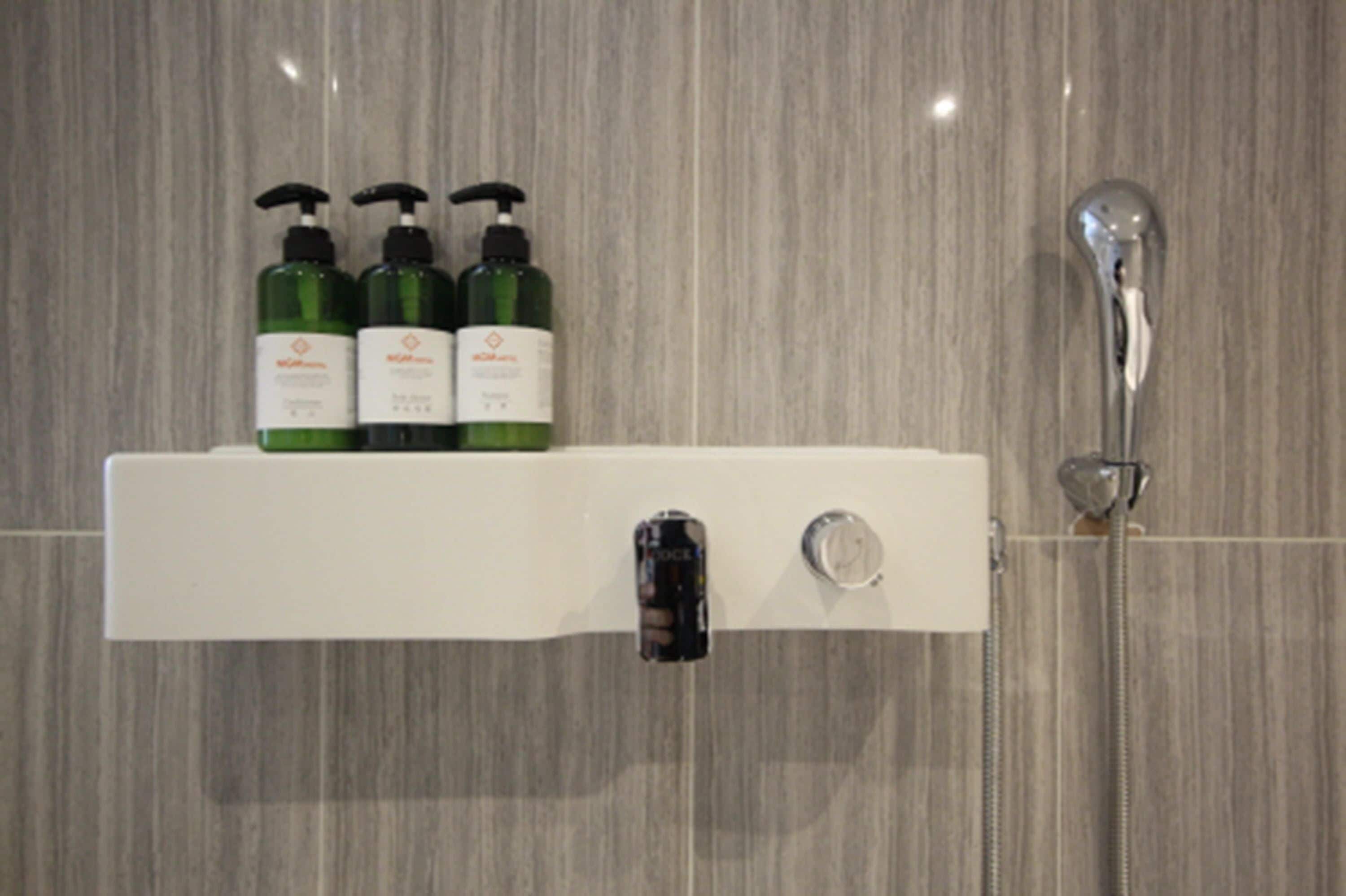 combined shower/bathtub, jetted bath, free toiletries, hair dryer