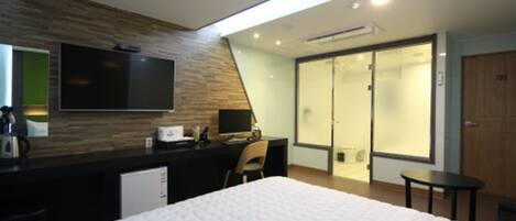 Standard Double Room (9 PM Check-in when Paying Onsite) | Escritorio, insonorización y wifi gratis