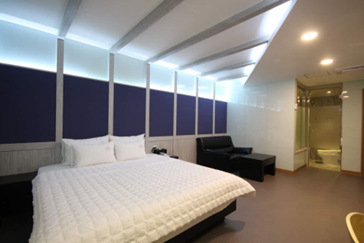 superior double room (9 pm check-in when paying onsite) | desk, soundproofing, free wifi