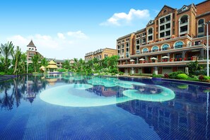 2 outdoor pools