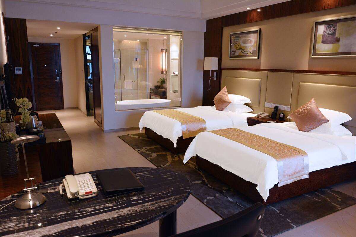 Quarto luxo | Roupas de cama premium, cofres nos quartos, escrivaninha