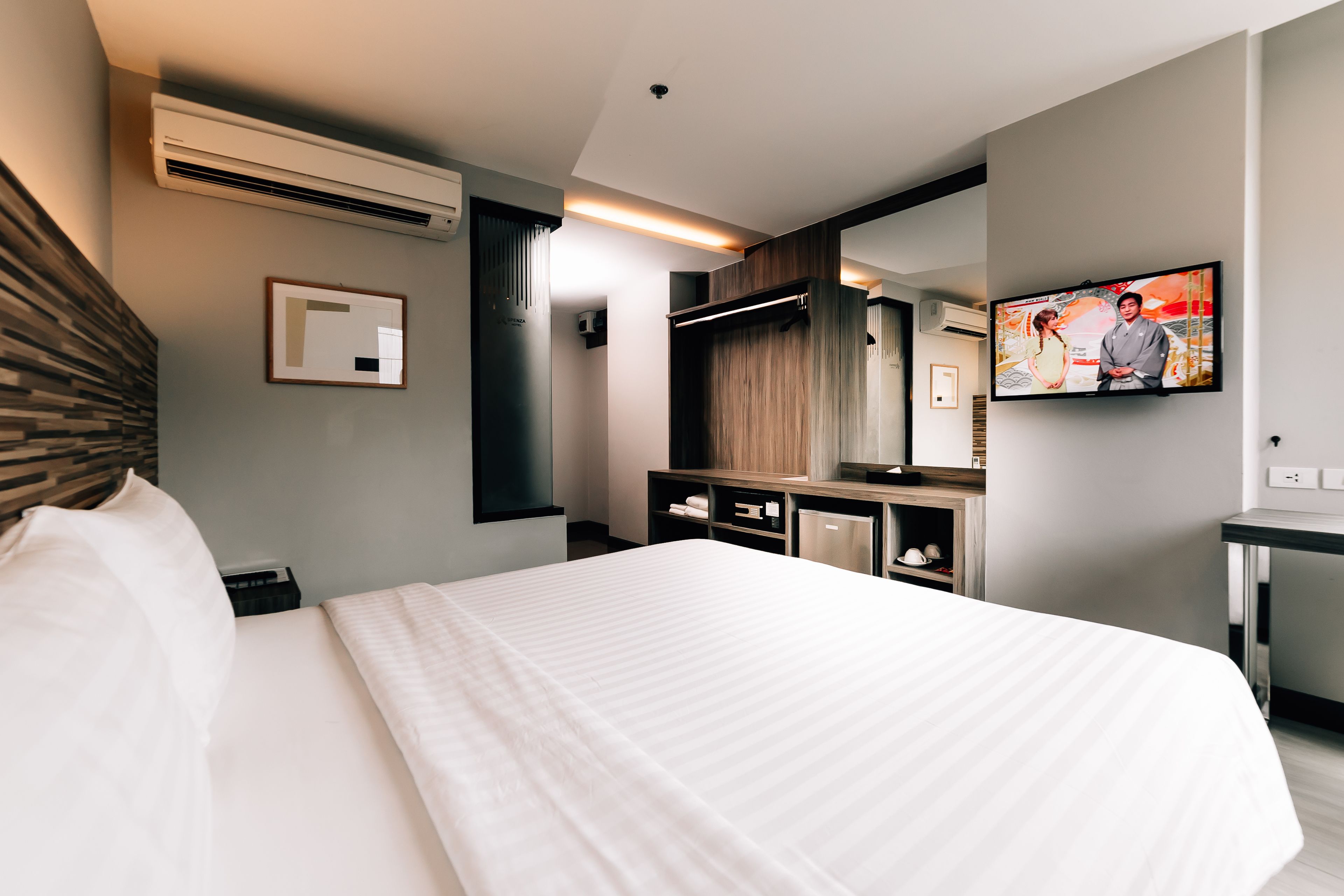 deluxe double or twin room | in-room safe, desk, blackout curtains, rollaway beds