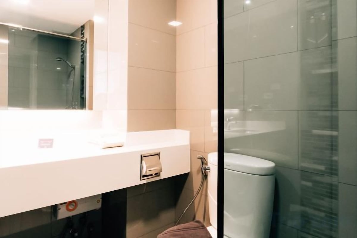 Bathroom | Shower, hydromassage showerhead, free toiletries, hair dryer