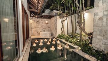 Indoor pool, sun loungers