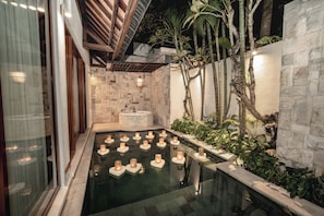 Kolam renang indoor, dengan kursi berjemur