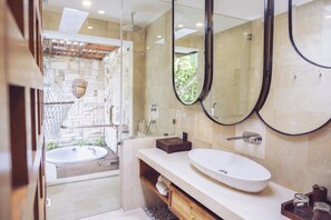 Vila, 1 quarto, piscina particular (Royal Smart with Hot Tub) | Banheiro | Banheira e chuveiro separados, chuveiro com efeito de chuva