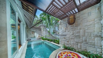Una piscina techada, sillones reclinables de piscina