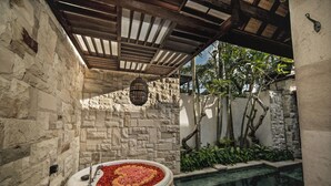 Indoor pool, sun loungers - Aksari Villa Seminyak by Ini Vie Hospitality (Seminyak)