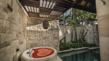 Indoor pool, sun loungers