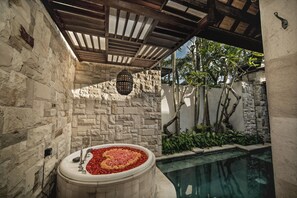 Indoor pool, sun loungers - Aksari Villa Seminyak by Ini Vie Hospitality (Seminyak)