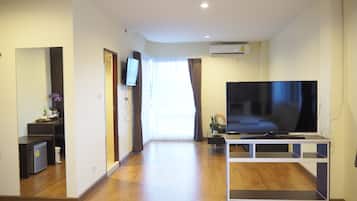 Deluxe Room | Desk, free WiFi