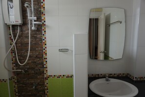 Double Room | Bathroom | Shower, free toiletries, towels - MT Place Sakon Nakhon (Sakon Nakhon)