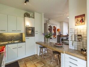 Microonde, forno, lavastoviglie, seggiolone
