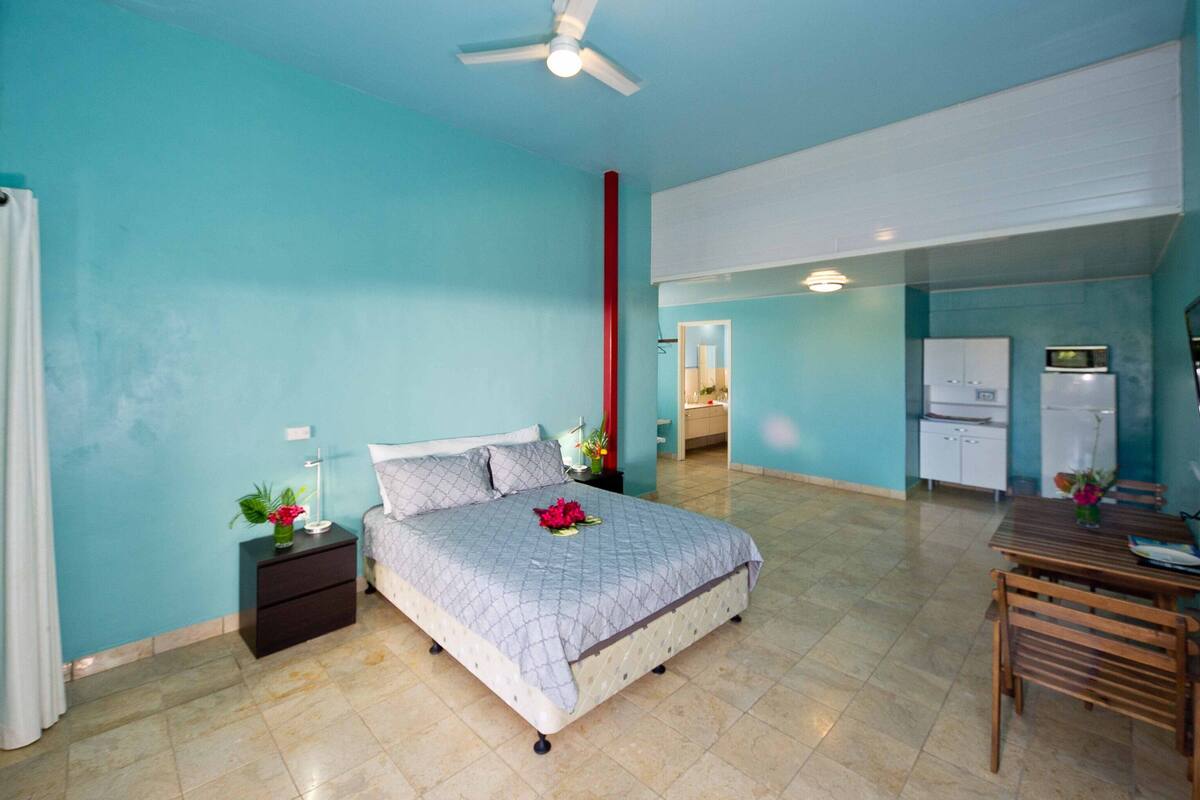 standard studio suite, 1 bedroom, pool view, ground floor | bathroom | rainfall showerhead, free toiletries, towels