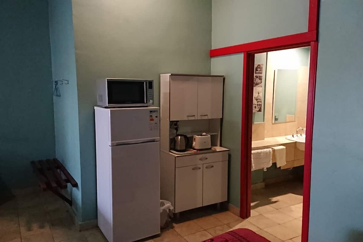 standard studio suite, 1 bedroom, pool view, ground floor | private kitchenette