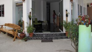 Un bâtiment avec une enseigne indiquant « Cool Stay Inn » et une personne qui traverse l’entrée.