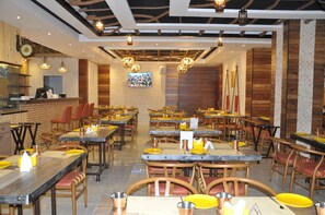 2 restaurantes; se sirven desayunos, comidas y cenas