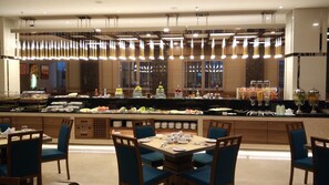 2 restaurants; breakfast, lunch, and dinner served - Fortune Park Hotel (Dubai)