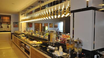 2 restaurantes; se sirve desayuno, almuerzo y cena; cocina internacional
