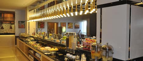 2 restaurants, breakfast, lunch, dinner served; international cuisine