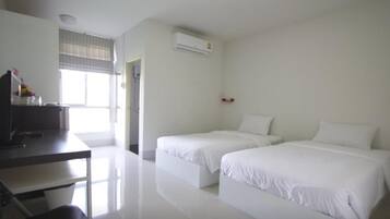 Kamar Twin Deluks | Meja kerja, tirai kedap cahaya, Wi-Fi gratis, dan seprai linen