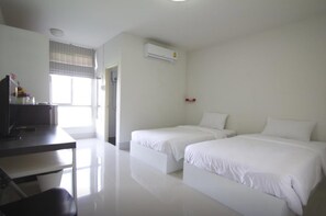 Habitación Deluxe con 2 camas individuales | Escritorio, cortinas blackout, wifi gratis y ropa de cama