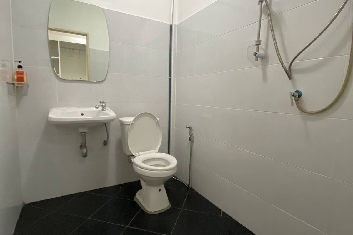 shower, free toiletries, hair dryer, slippers