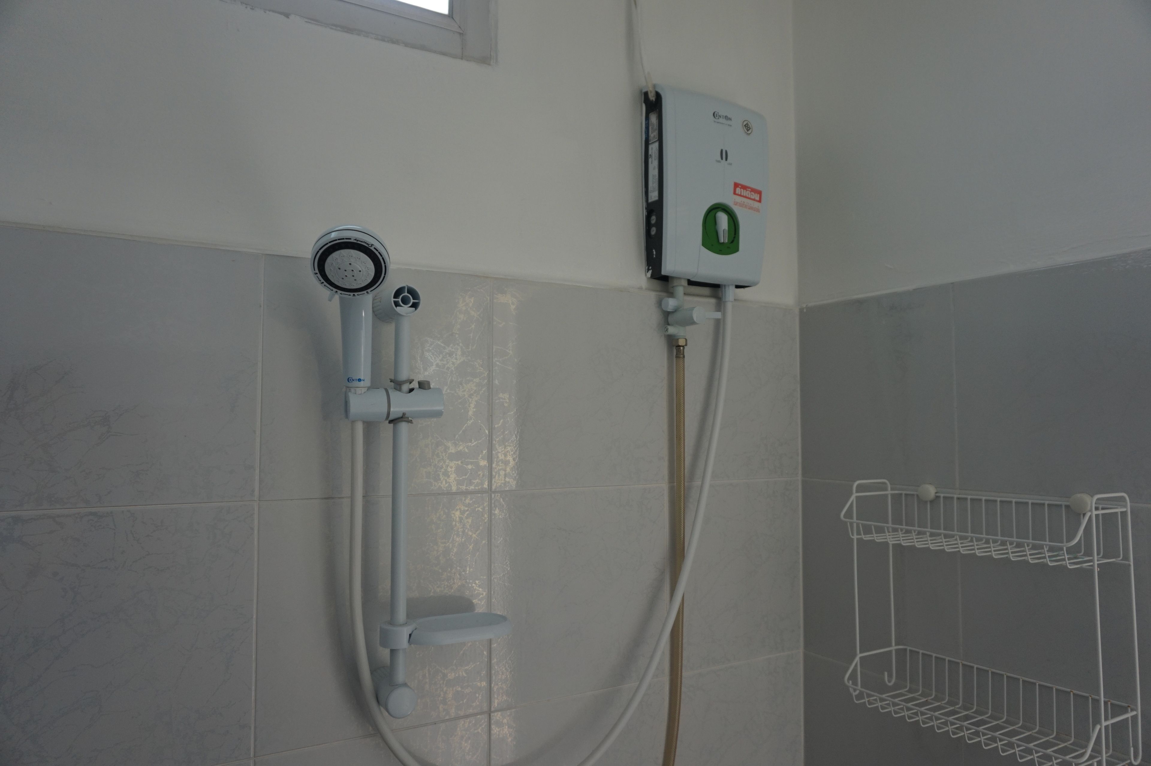 deluxe double room | bathroom shower
